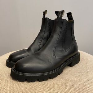 Celine - MARGARET CHELSEA BOOT IN CALFSKIN
BLACK
